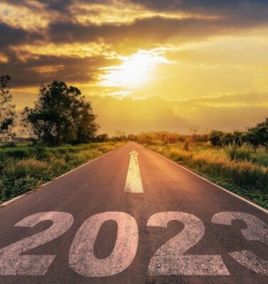 Route droite au soleil couchant en 2023
